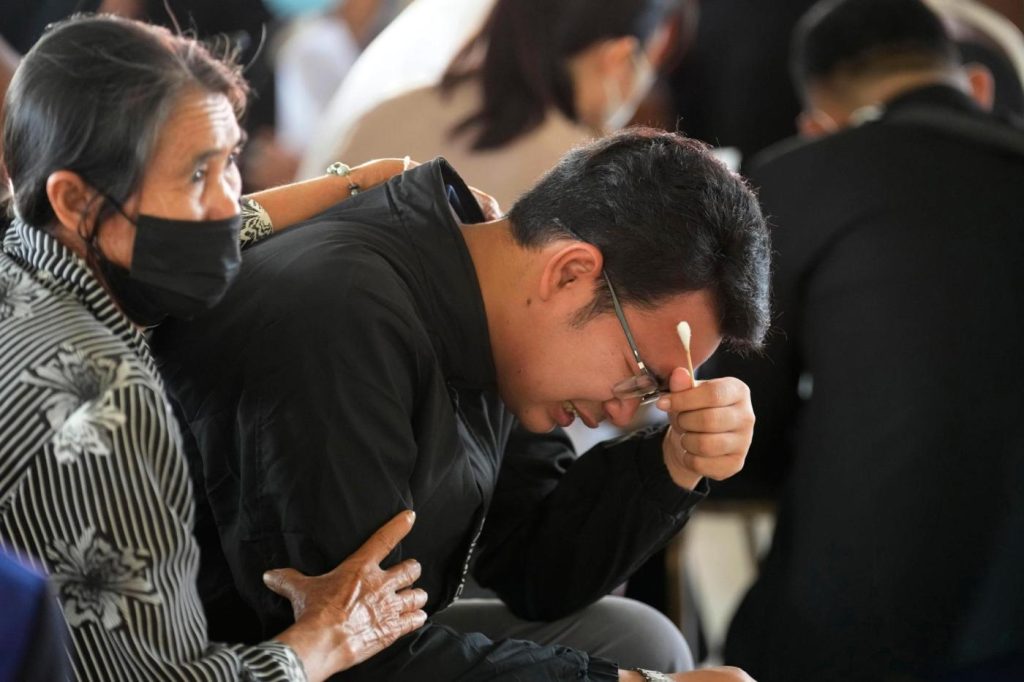 thais-mourn-dozens,-mainly-kids,-killed-in-day-care-attack