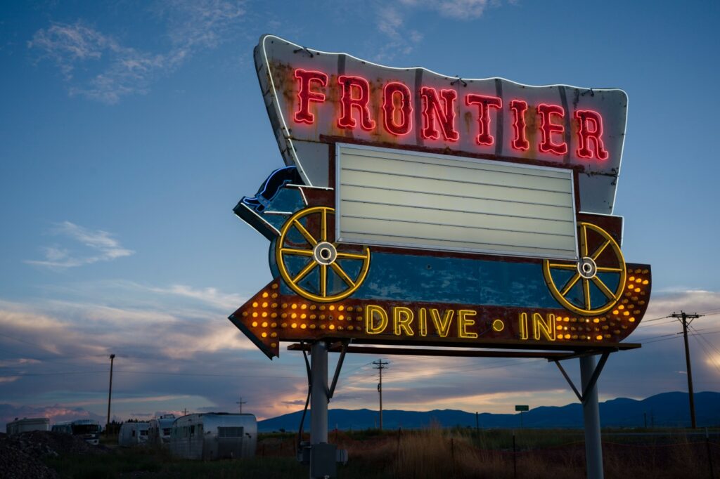 a-guide-to-2023’s-drive-in-movie-theaters-in-denver-and-beyond