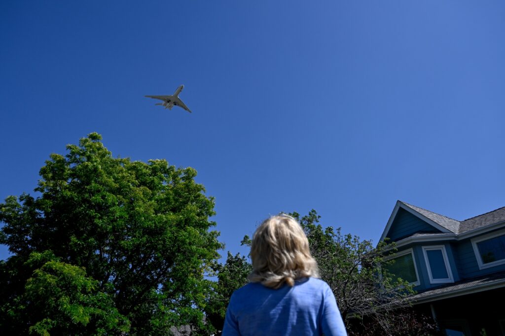 suburban-residents-battle-noise,-lead-pollution-from-busy-metro-denver-airports