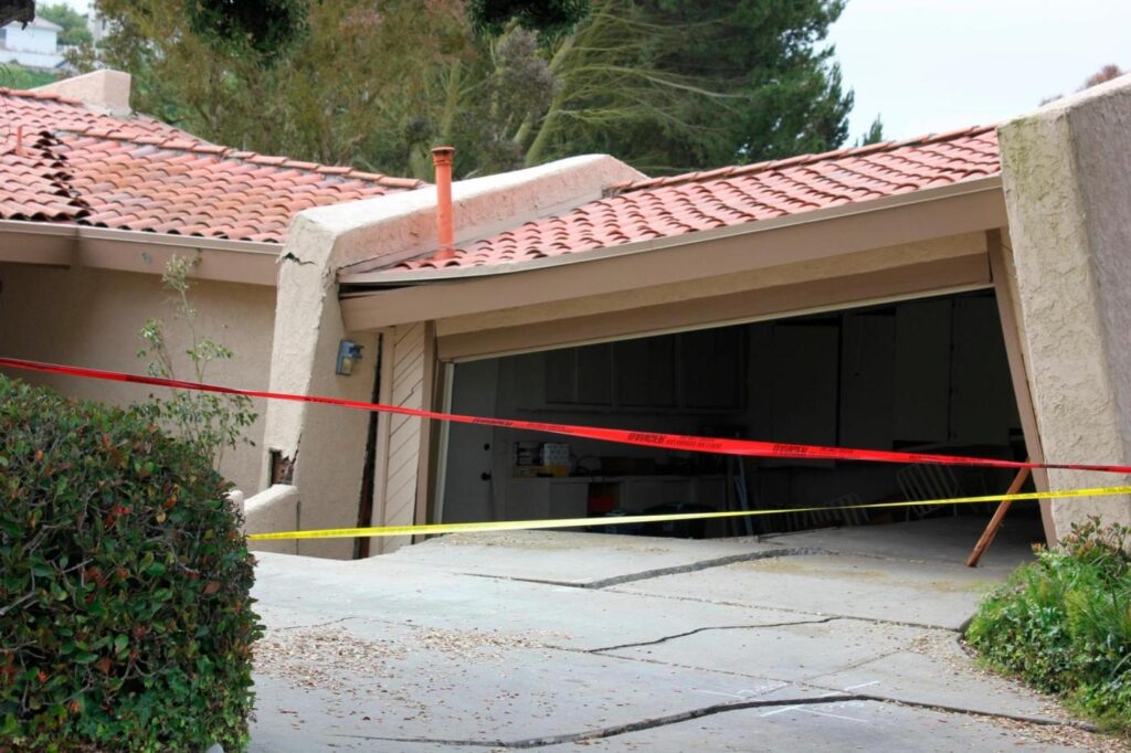 landslide-tears-apart-luxury-homes-on-southern-california’s-palos-verdes-peninsula