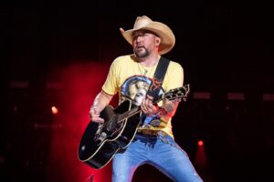 jason-aldean’s-“try-that-in-a-small-town”-rockets-to-no.-2-on-charts-after-music-video-controversy